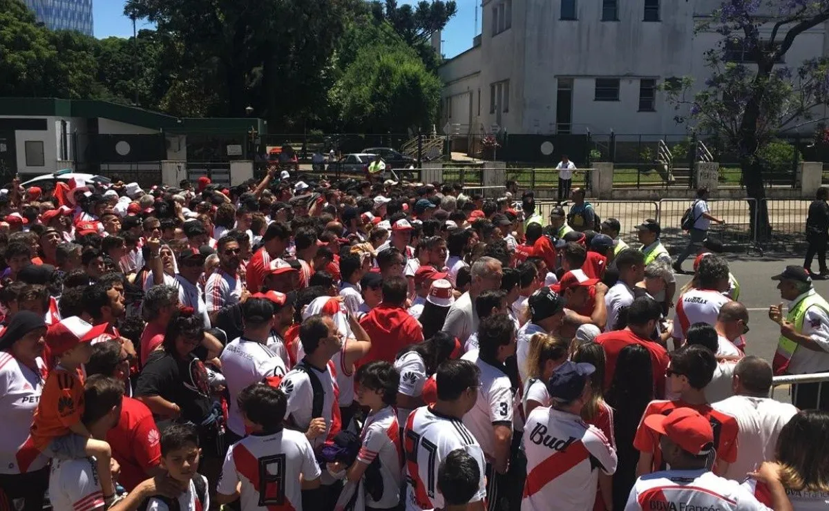 Otra vez, los hinchas de River comienzan a copar El Monumental.
