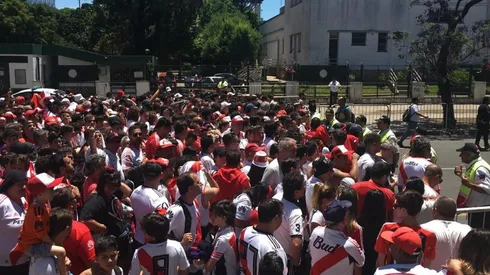 Otra vez, los hinchas de River comienzan a copar El Monumental.