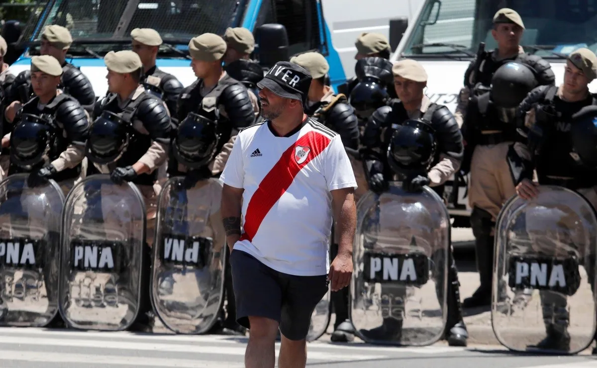 "El tiempo, la plata, ¿quién nos paga?", manfestó la hincha de River entrevistada.
