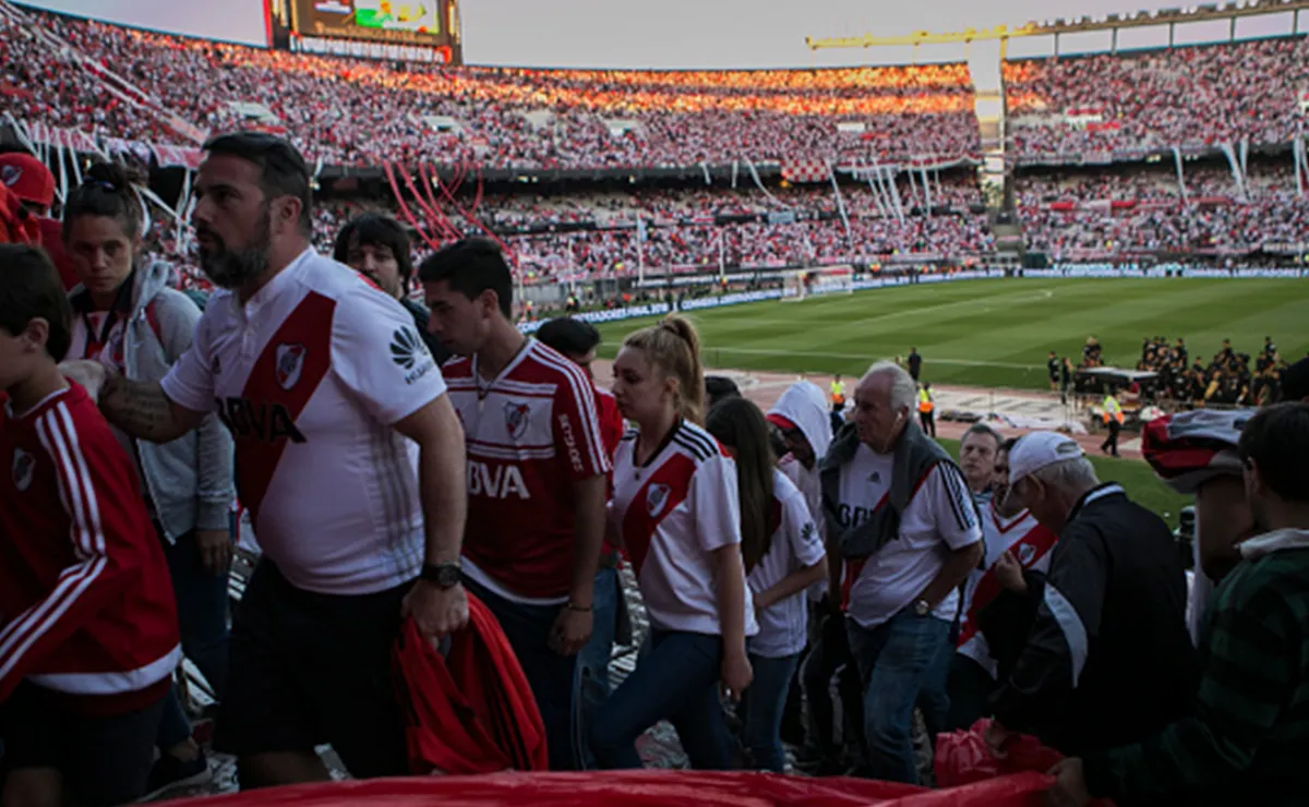 El público se retira del Monumental tras los incidentes.