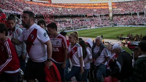 El público se retira del Monumental tras los incidentes.
