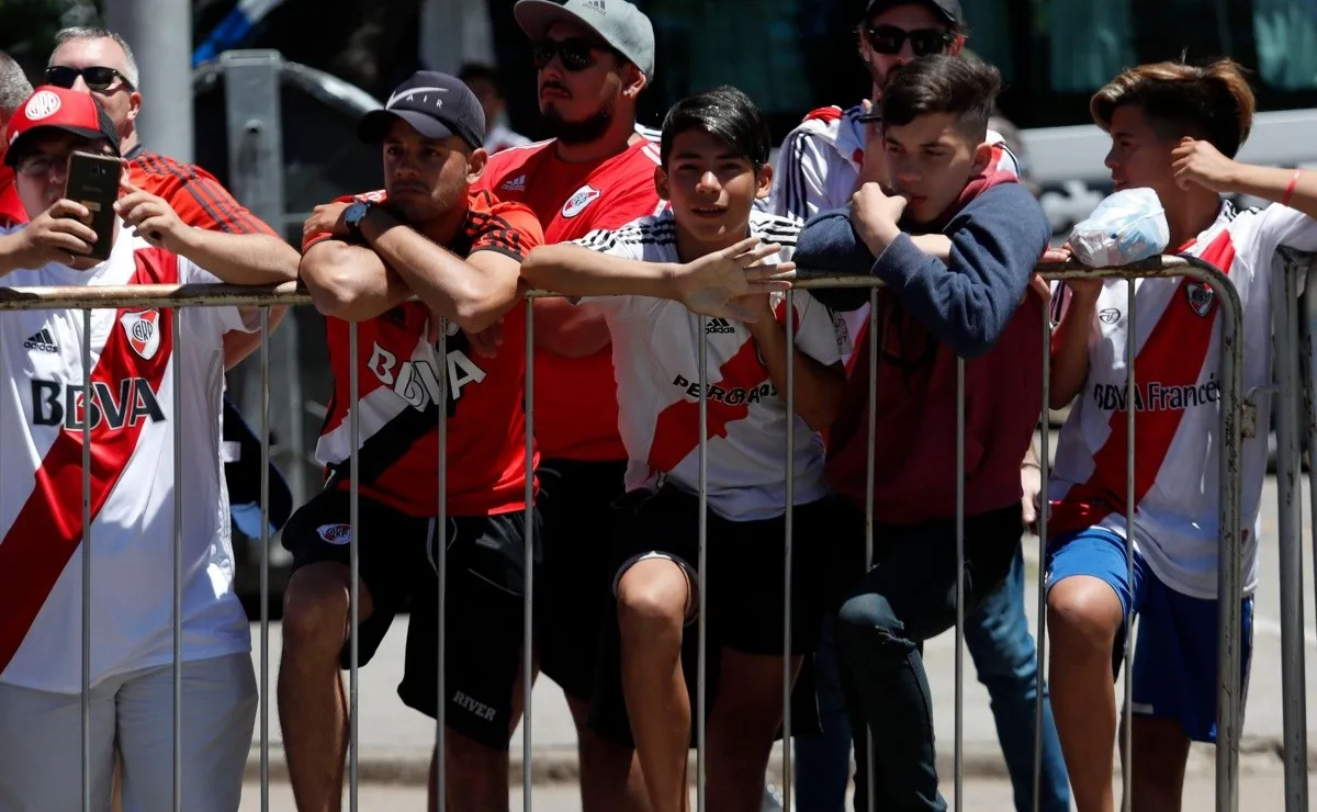 Otra vez miles de hinchas de River se movilizaron en vano hasta la cancha de River.