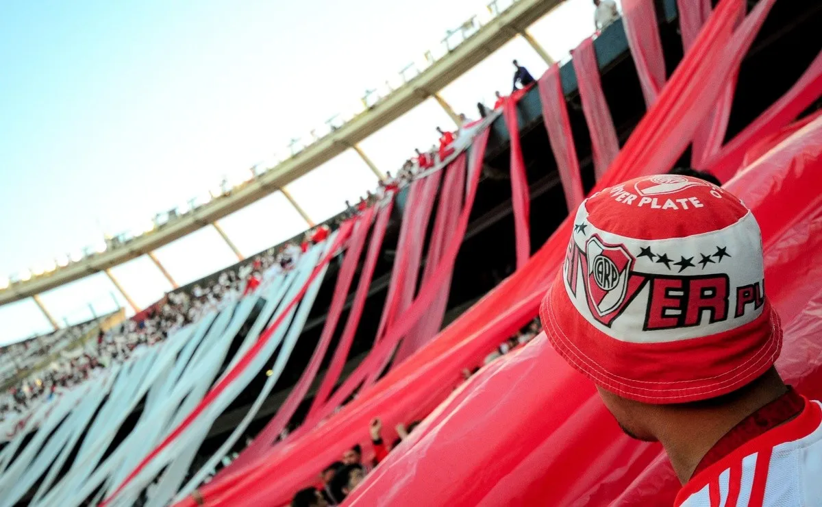 Los hinchas de River planifican desde temprano el viaje al Monumental.