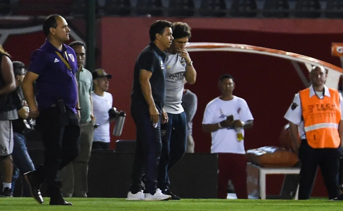 Gallardo se acercó a los futbolistas del eterno rival.