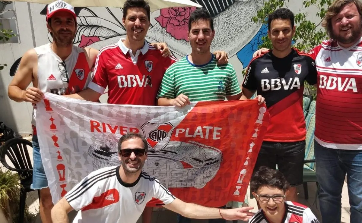 Iván junto a los hinchas que lo recibieron para compartir un asado en la previa.