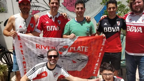 Iván junto a los hinchas que lo recibieron para compartir un asado en la previa.