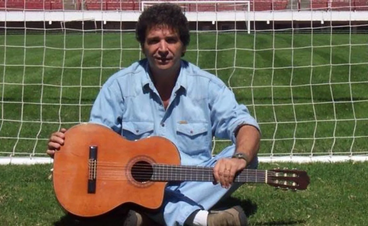 Copani, autor de varias canciones riverplatenses, en el Monumental.