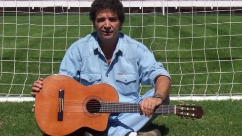 Copani, autor de varias canciones riverplatenses, en el Monumental.