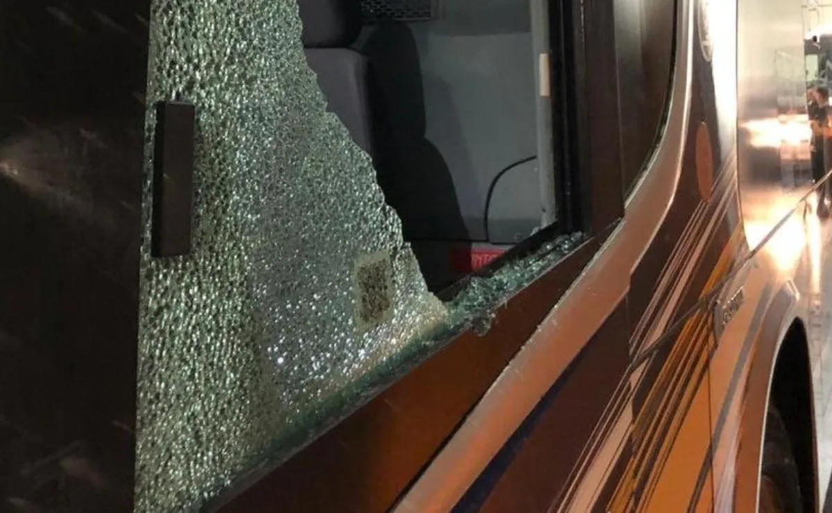 El micro de Boca fue atacado a piedrazos por un puñado de inadaptados hinchas de River.