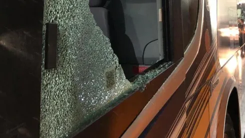 El micro de Boca fue atacado a piedrazos por un puñado de inadaptados hinchas de River.