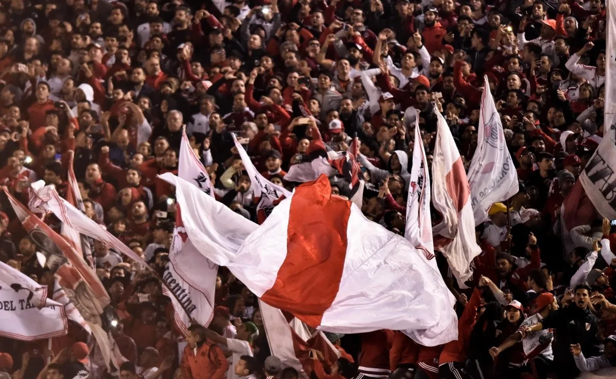 La Subcomisión del Hincha comenzó a preparar las tribunas del estadio Monumental.