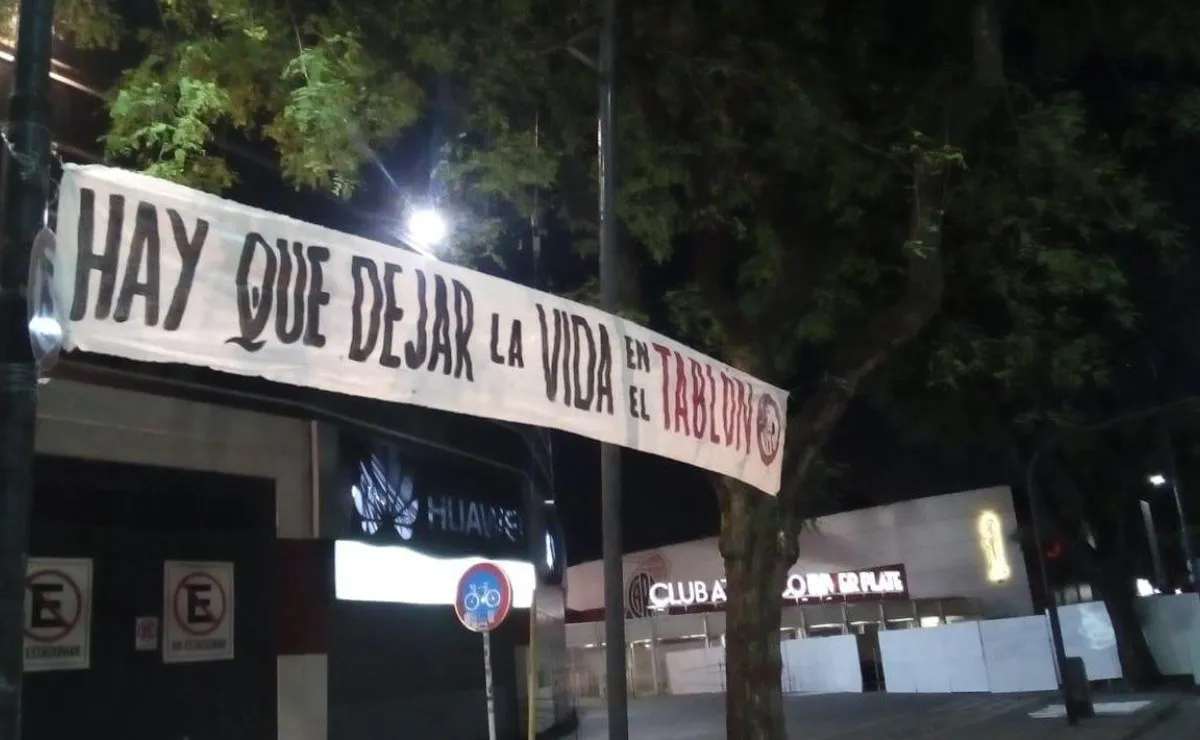 Una de las banderas que colgó la Subcomisión del Hincha en señal de apoyo al plantel.
