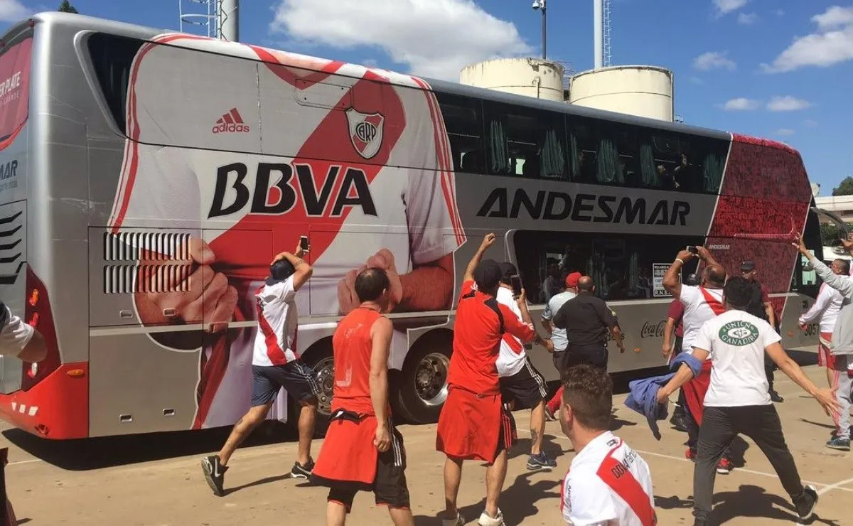 Los hinchas del Más Grande recibieron al plantel. (FOTO: La Página Millonaria)