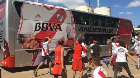 Los hinchas del Más Grande recibieron al plantel. (FOTO: La Página Millonaria)