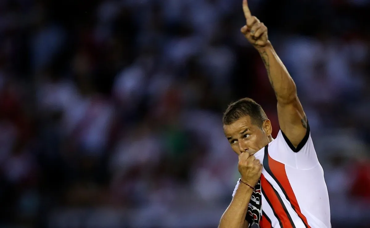 Mora y los momentos inolvidables siempre fueron de la mano. El uruguayo buscará repetir la historia gloriosa el sábado a la tarde.