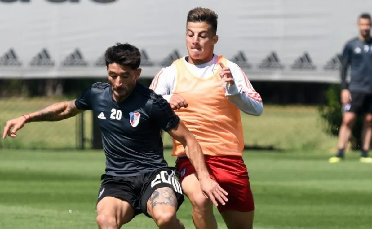 Casco, una fija entre los 11, marcado por Elías López, un lateral derecho juvenil. (FOTO: Diego Haliasz - Prensa River)
