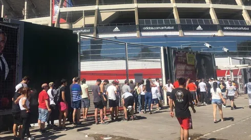 Los hinchas hacen largas filas para poder retirar su entrada.