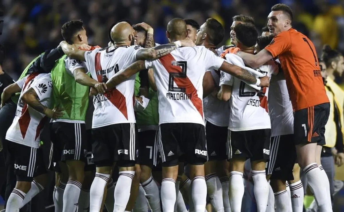 Los hinchas de River arengaron a los jugadores a través de los micrófonos de LPM Radio.