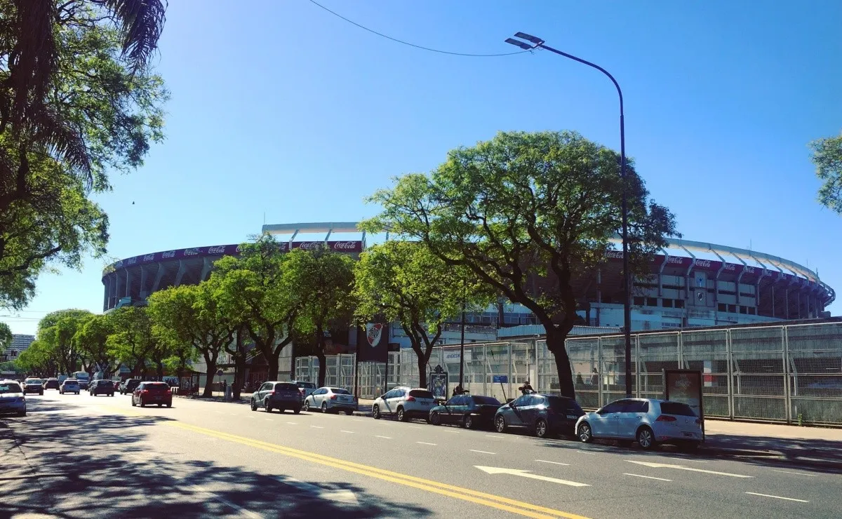 Alertan por robos a hinchas en la zona del Monumental