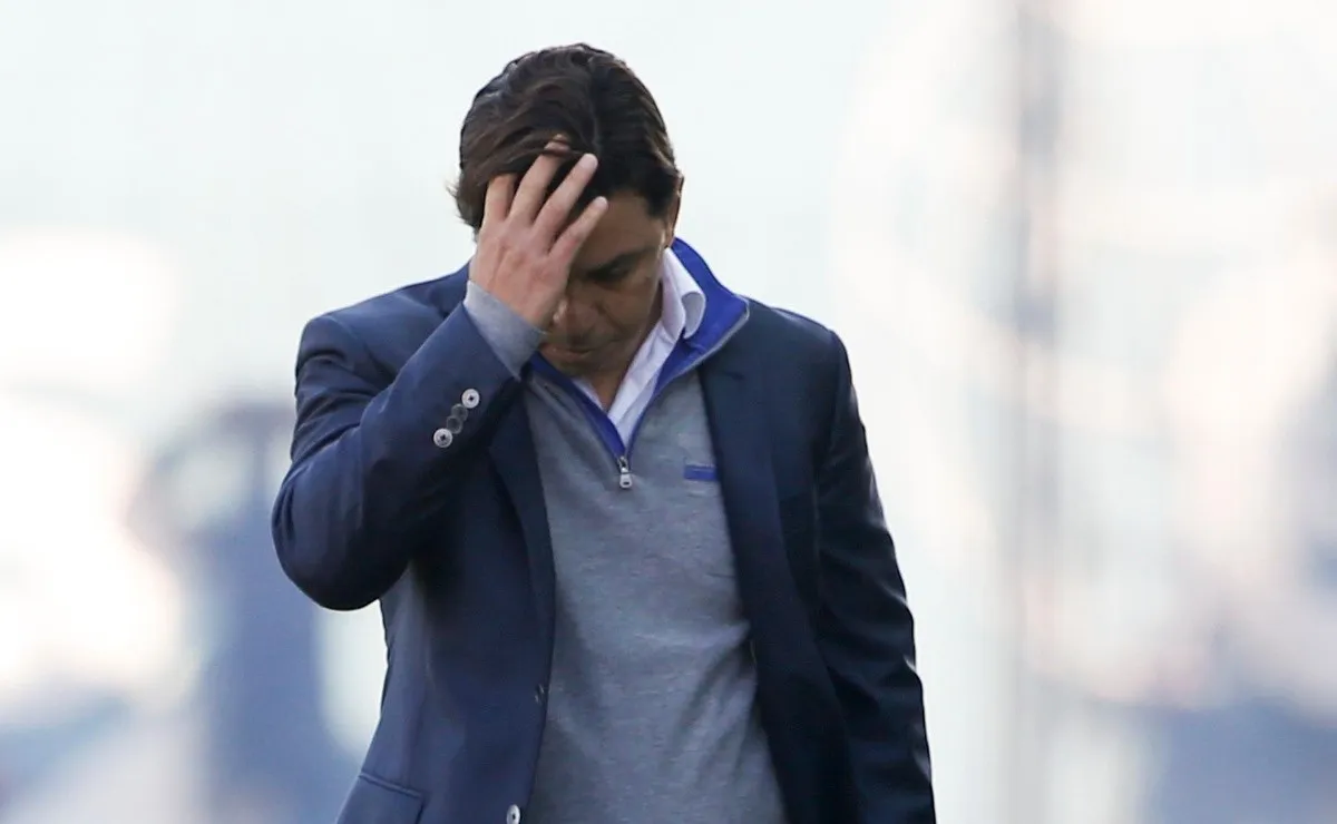 Gallardo no podrá estar en el banco de suplentes contra Boca ni en los próximos dos partidos por copas internacionales.