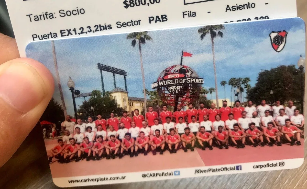Las entradas para la segunda final ante Boca tienen, en su dorso, al plantel completo.
