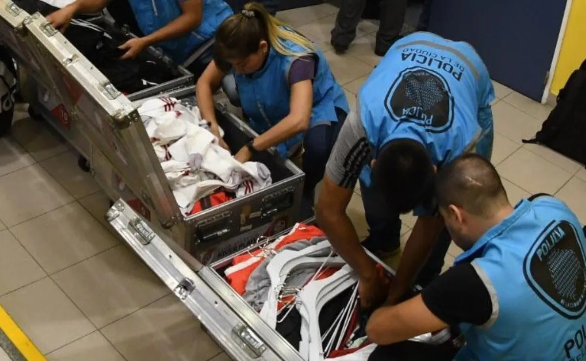La policía requisó el vestuario de River de manera sorpresiva.
