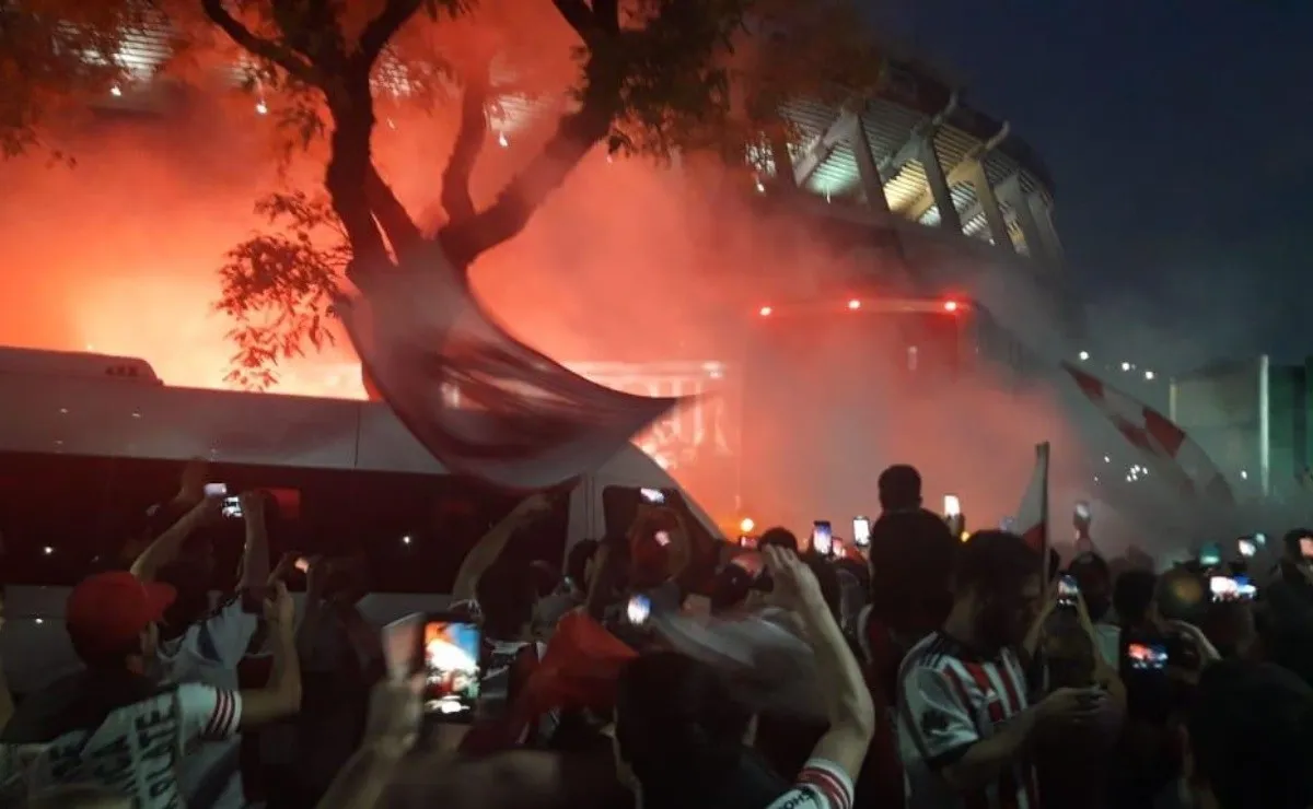 La gente de River siempre presente para apoyar al equipo.