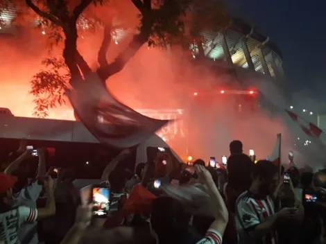 Infernal apoyo de los hinchas al plantel en su regreso