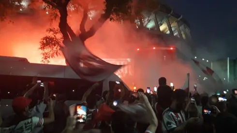 La gente de River siempre presente para apoyar al equipo.