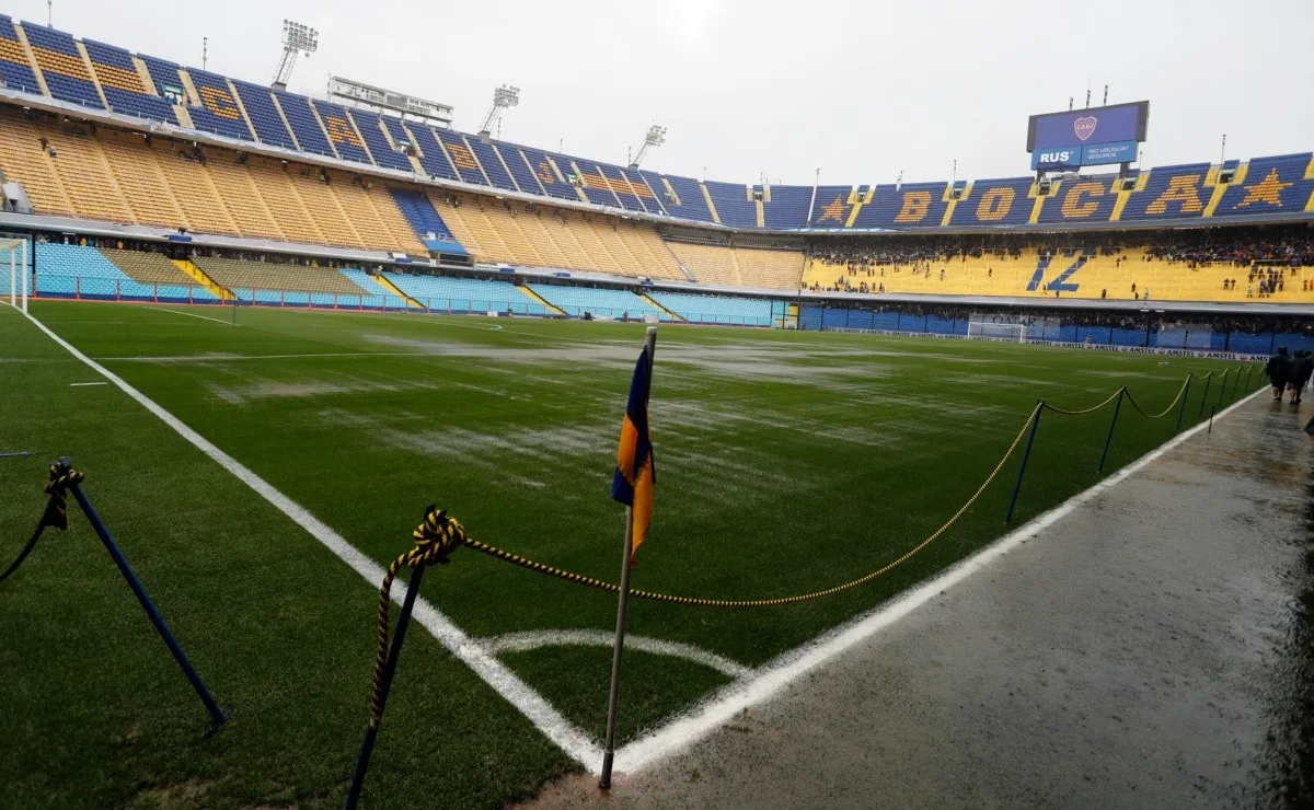 La Bombonera no aguantó el agua y la Conmebol debió suspender el partido.
