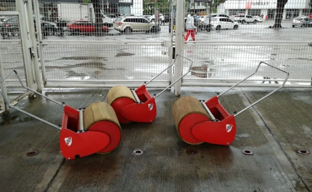 Para drenar el agua del césped, River le prestó sus rodillos a Boca.
