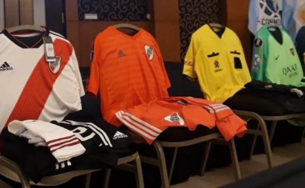 Ambos equipos utilizarán sus uniformes tradicionales en la primera final. (FOTO: @Conmebol)