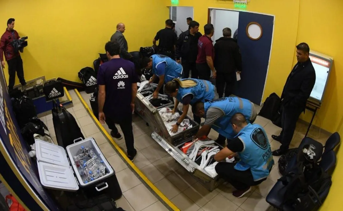 Autoridades de Conmebol y de la Policía de la Ciudad revisan los materiales de River.