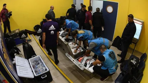 Autoridades de Conmebol y de la Policía de la Ciudad revisan los materiales de River.