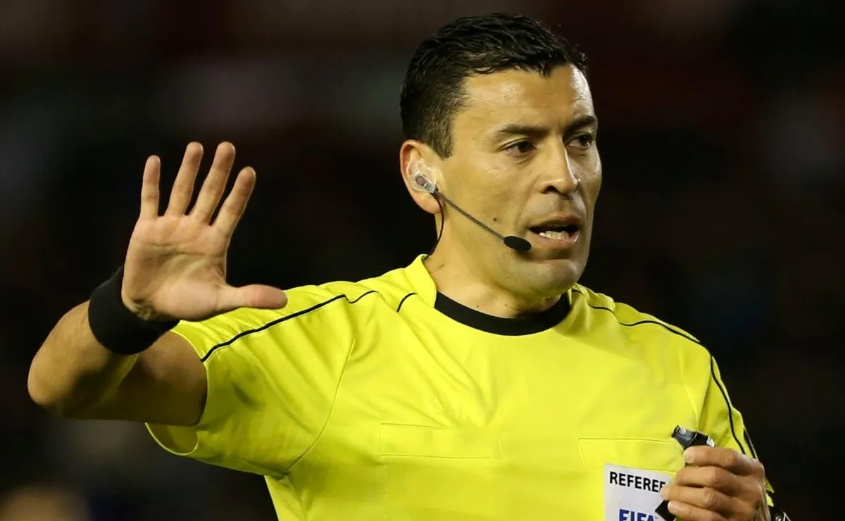 Tobar envió la primera advertencia para ambos equipos.