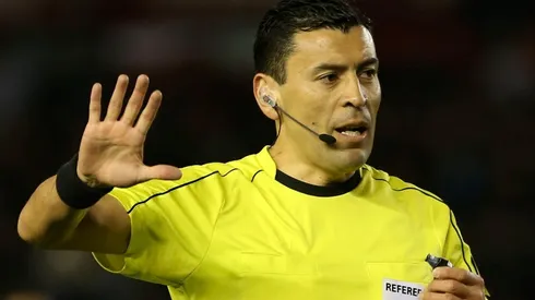 Tobar envió la primera advertencia para ambos equipos.