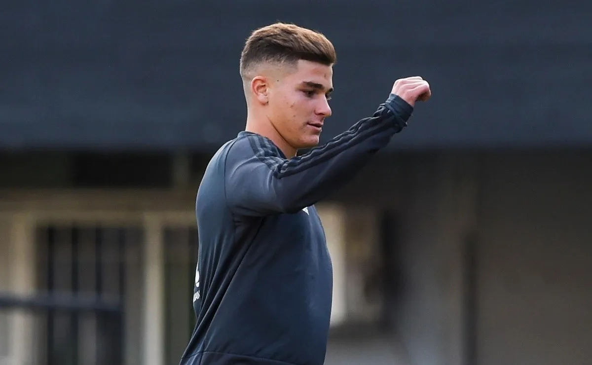 Julián Álvarez podría jugar desde el arranque.