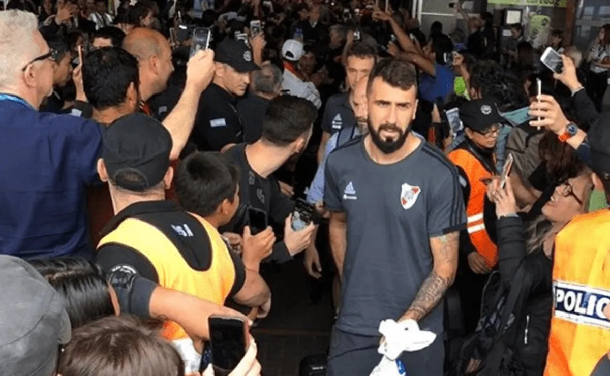 River fue recibido por una mutitud en Aeroparque.