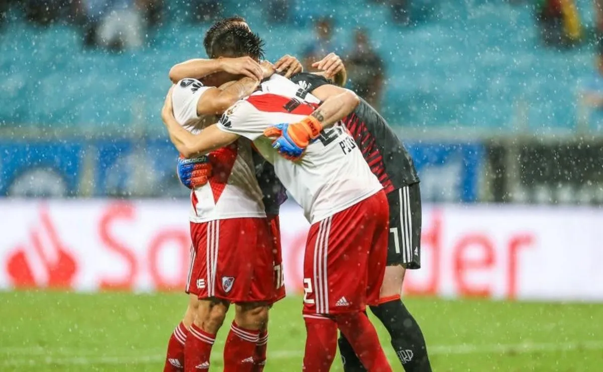 El abrazo del alma de los jugadores de River tras la clasificación.