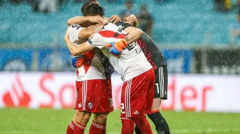 El abrazo del alma de los jugadores de River tras la clasificación.