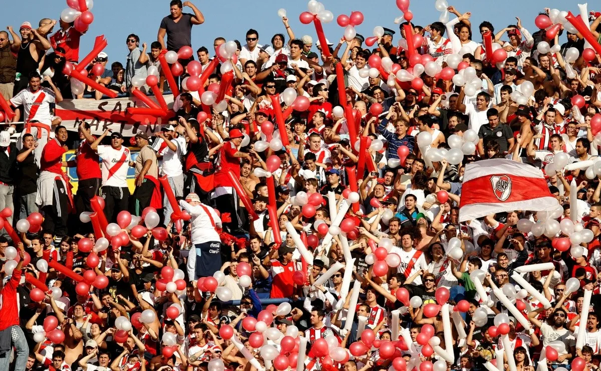 Macri confirmó que River y Boca podrán llevar hinchas visitantes.