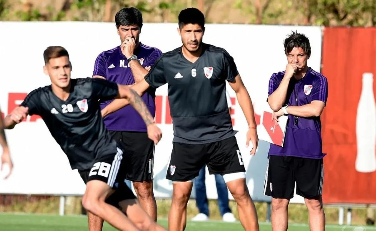 Biscay y Gallardo siguen atentamente la práctica de River.