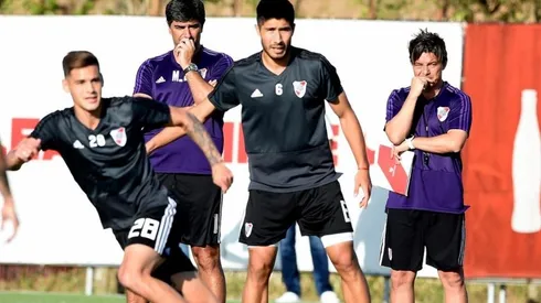 Biscay y Gallardo siguen atentamente la práctica de River.