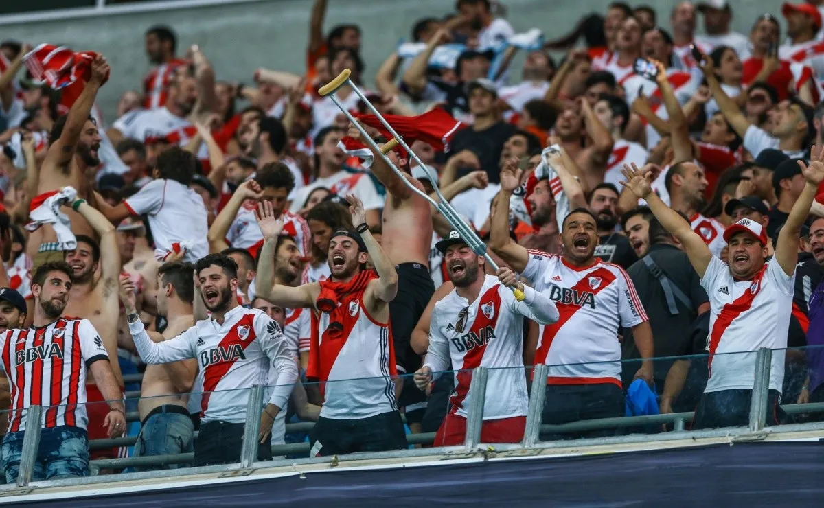 Unos 5.000 hinchas alentaron a River en el estadio Arena do Gremio. (FOTO: Getty)
