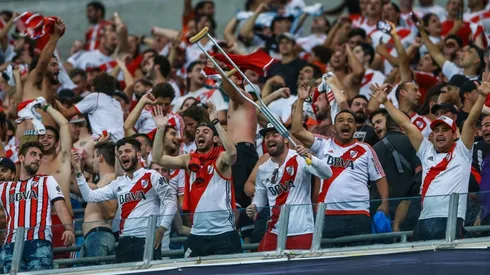 Unos 5.000 hinchas alentaron a River en el estadio Arena do Gremio. (FOTO: Getty)