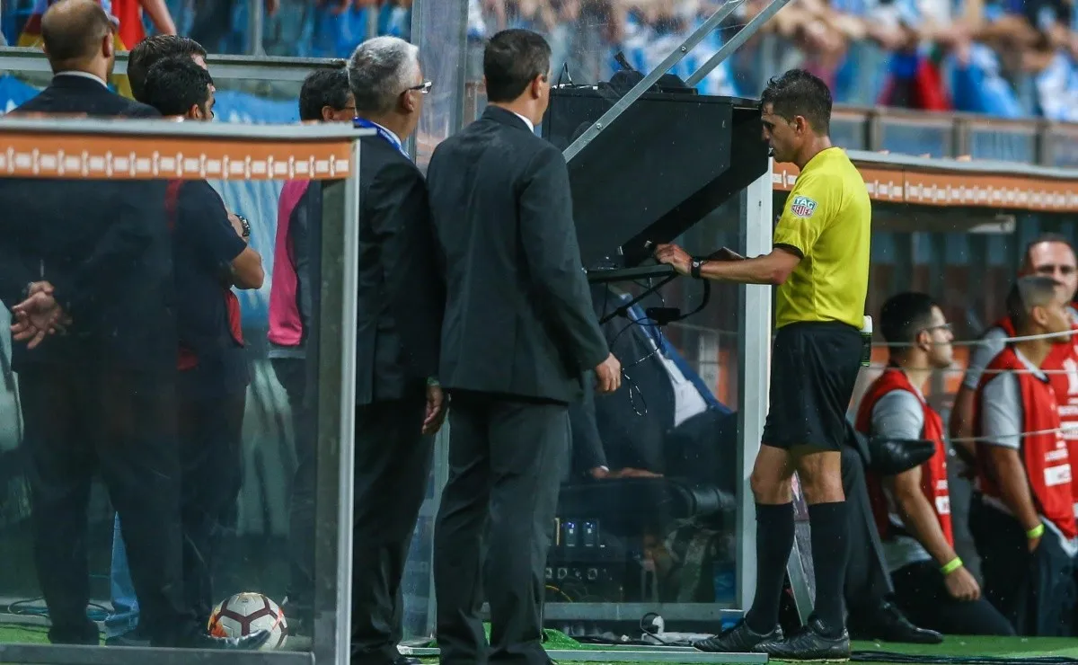 Cunha revisó el VAR y cobró penal a favor de River.
