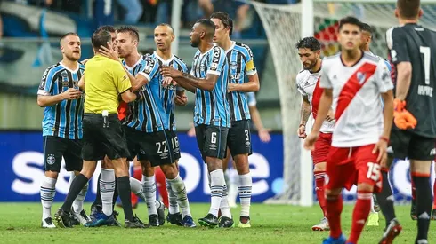 TENSIÓN TOTAL. Entre protestas y revisiones transcurrieron más de diez minutos entre la mano y el penal