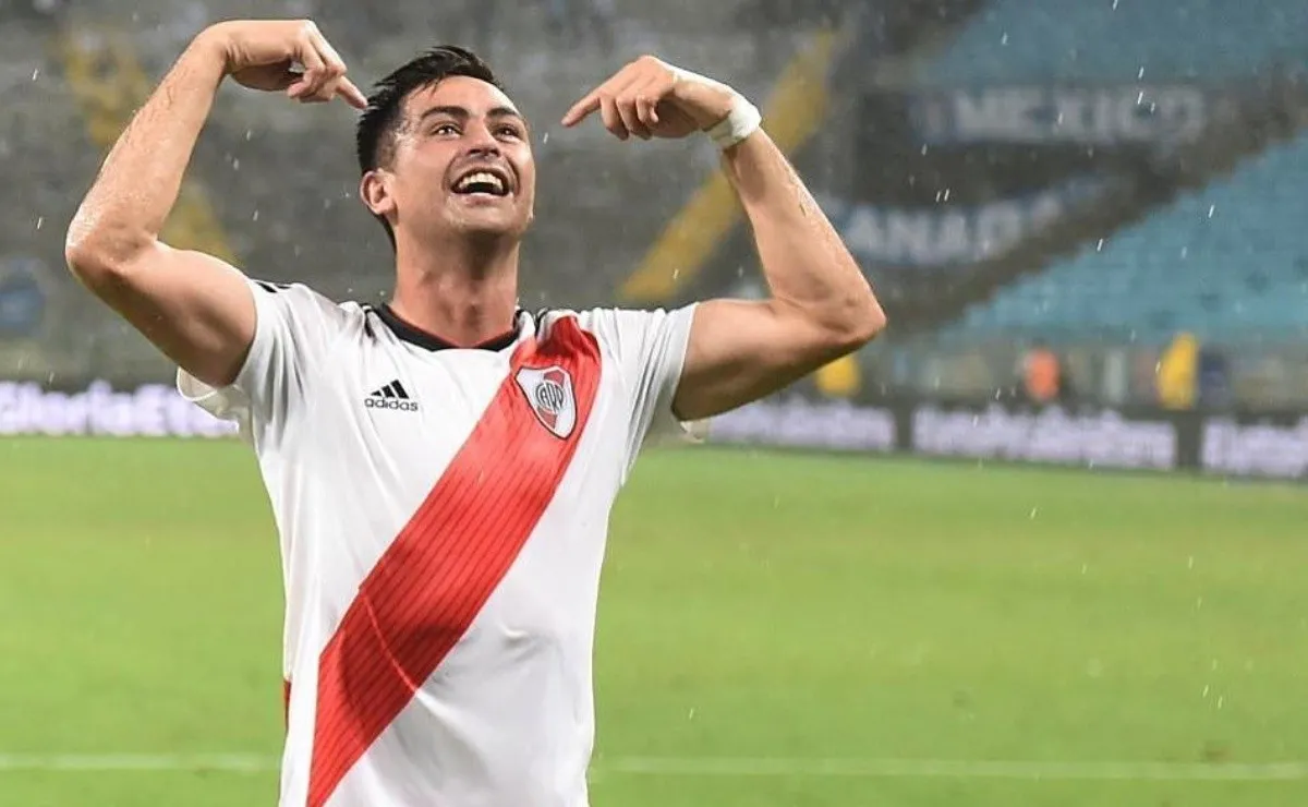 El Pity Martínez, loco cantando a la par de la hinchada de River en Porto Alegre.