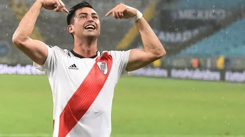 El Pity Martínez, loco cantando a la par de la hinchada de River en Porto Alegre.