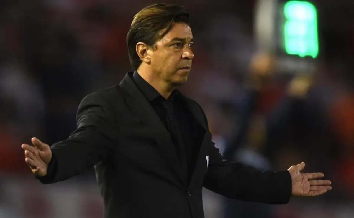 El DT de River tuvo que dirige desde un palco en Tigres 2- River 2. (FOTO: Diego Haliasz - Prensa River)